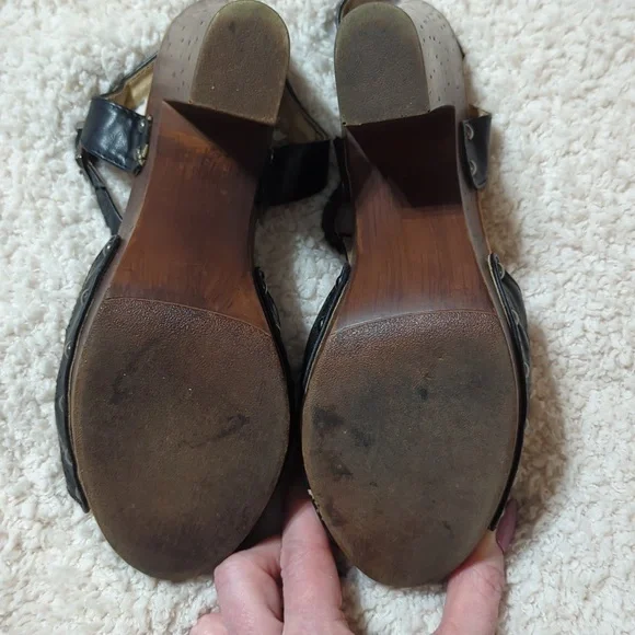 Riveted Platform T-Strap Wood Sandals - Picture 5 of 7